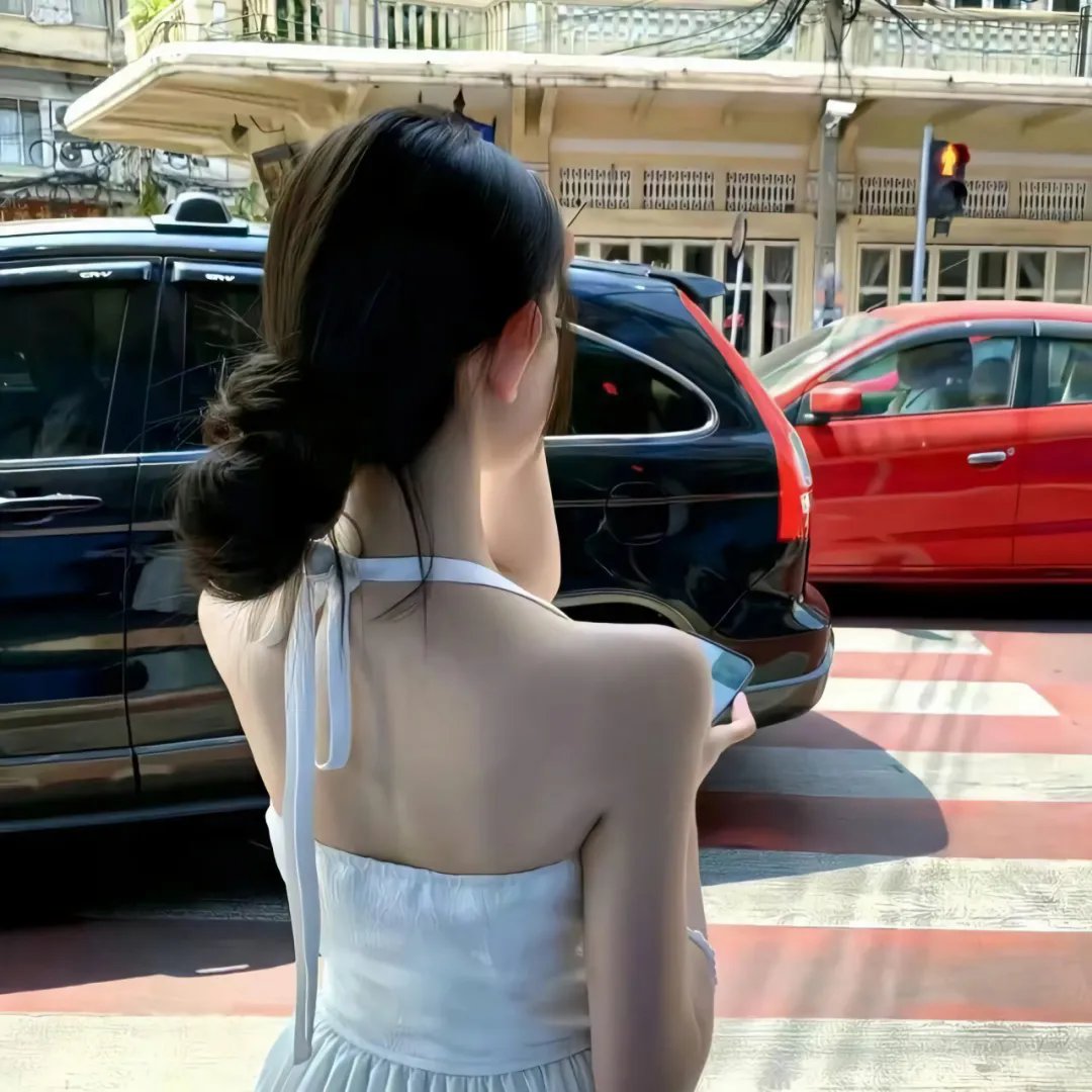 与一位女士合影